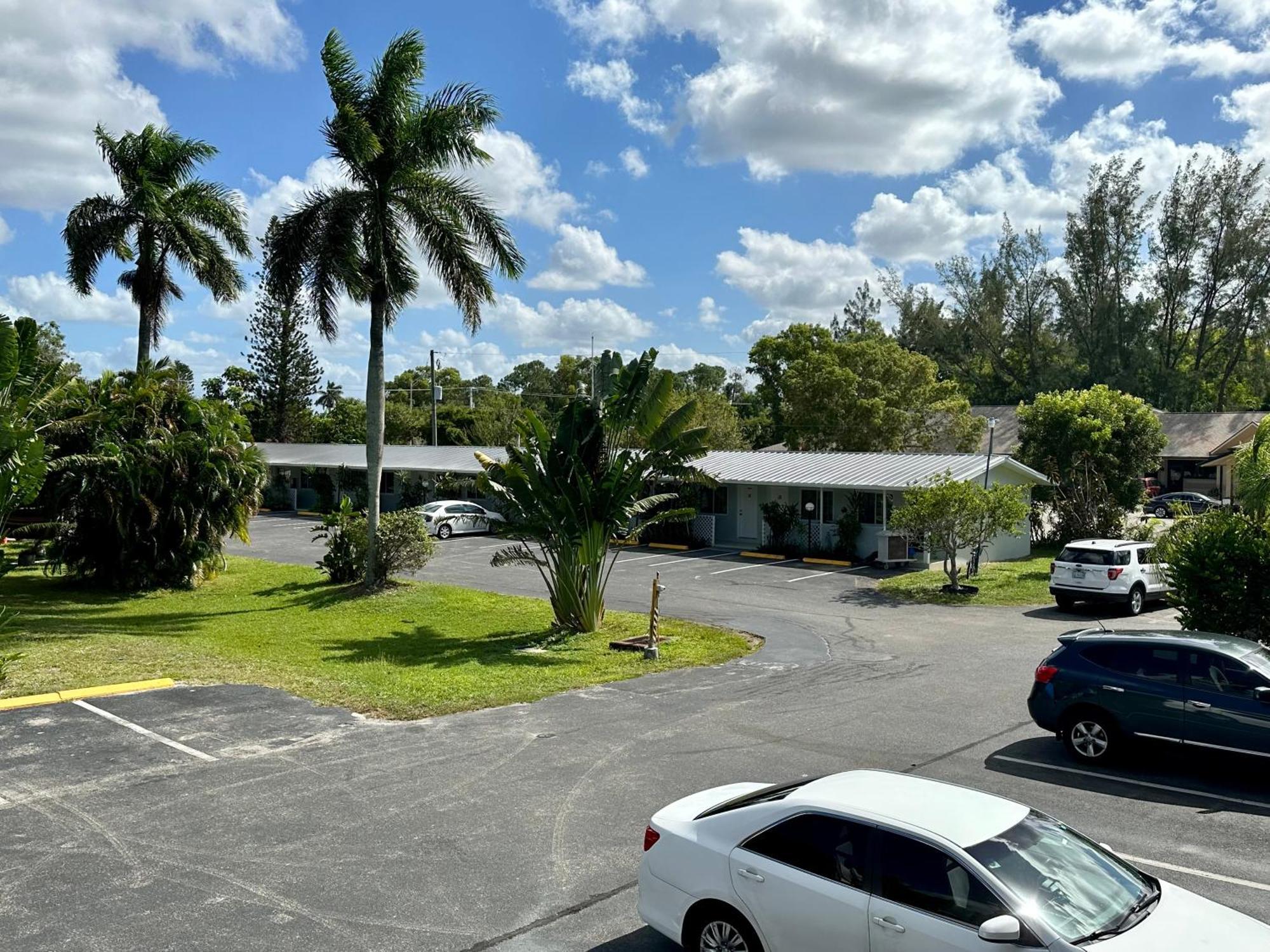 Conty'S Motel Naples Manor Экстерьер фото