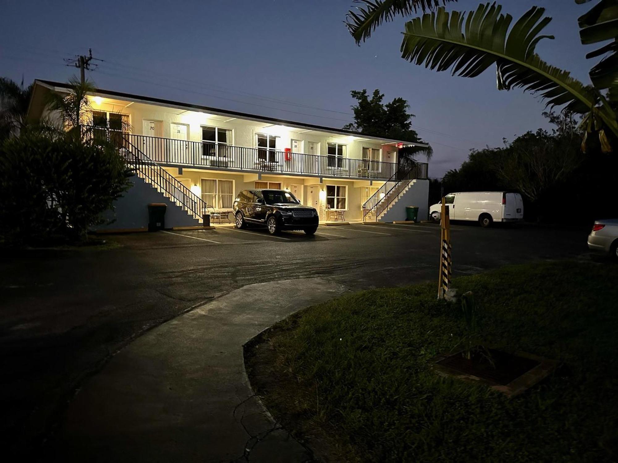 Conty'S Motel Naples Manor Экстерьер фото