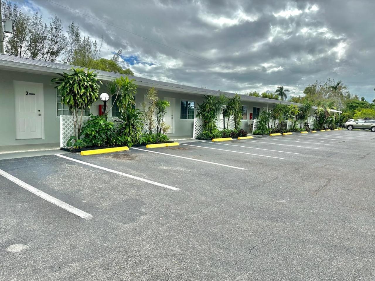 Conty'S Motel Naples Manor Экстерьер фото