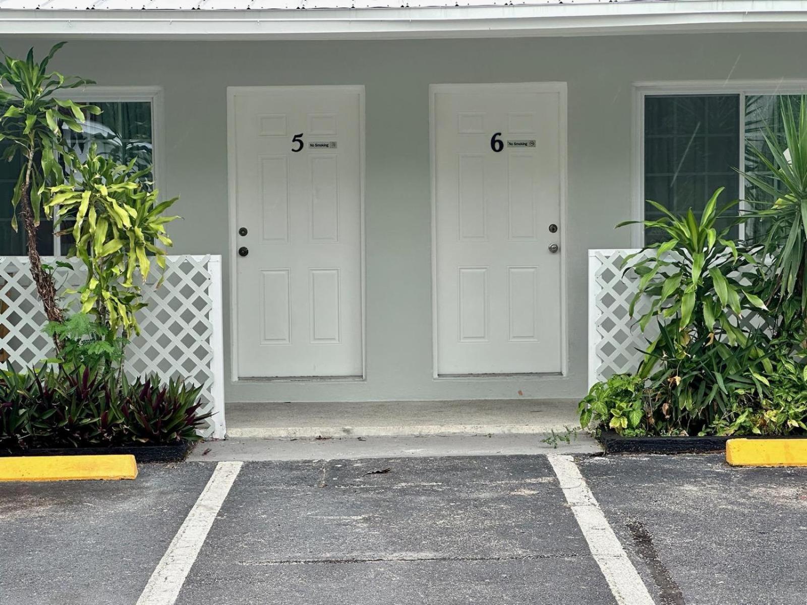 Conty'S Motel Naples Manor Экстерьер фото