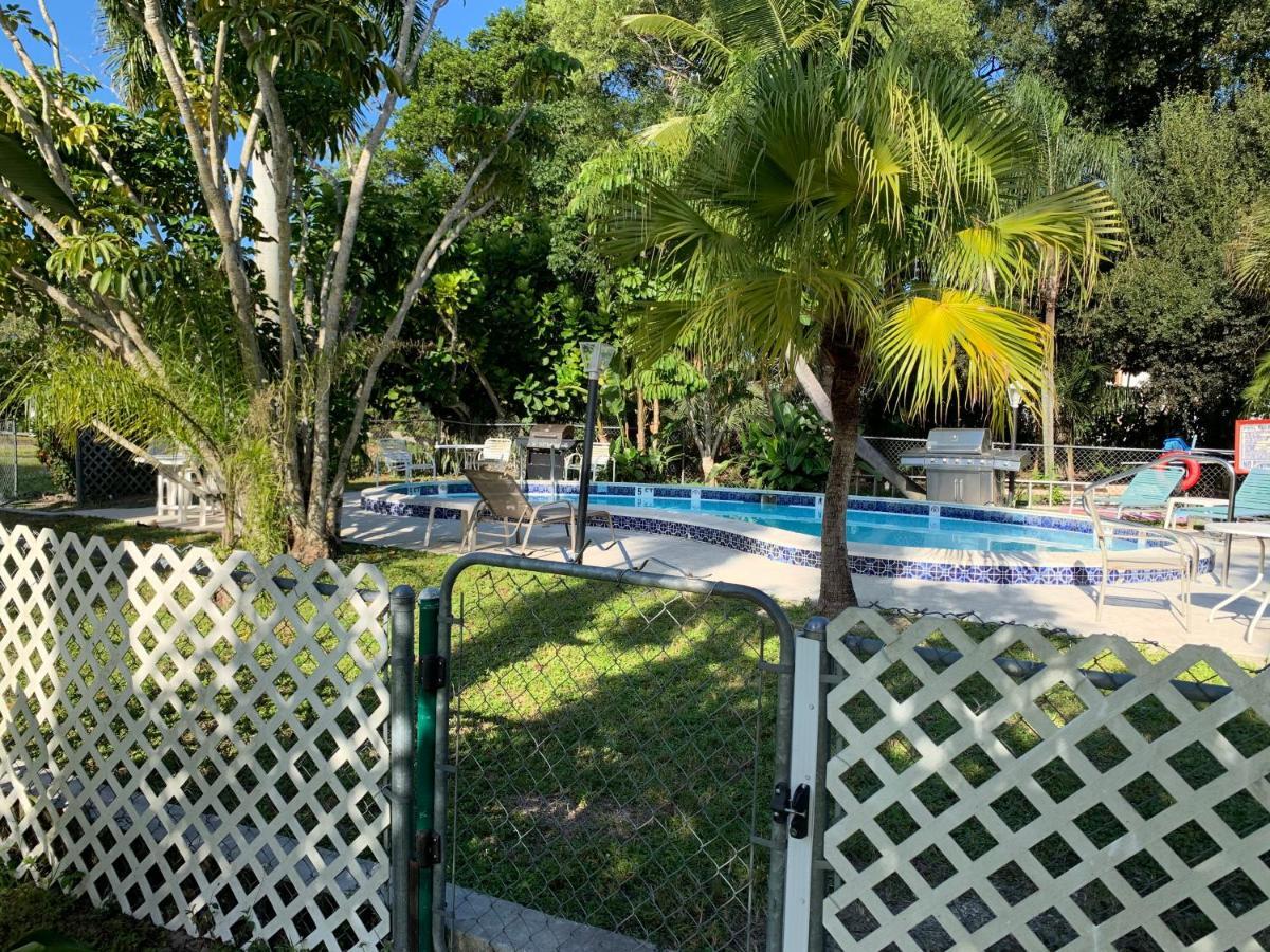 Conty'S Motel Naples Manor Экстерьер фото
